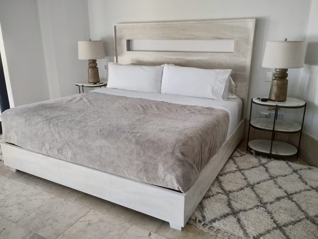 Cama y buroes de madera a medida